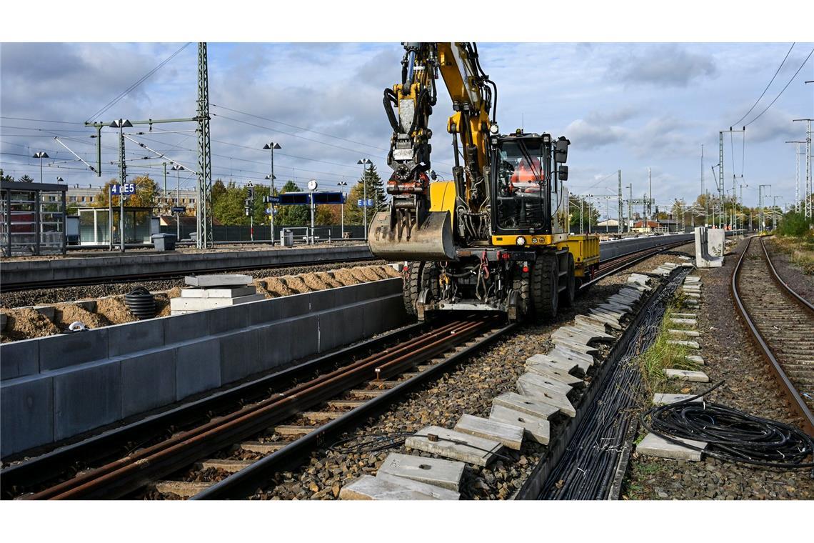 Pendler müssen weiter Geduld beweisen: Die Sanierung der Strecke Hamburg-Berlin verzögert sich. (Archivbild)