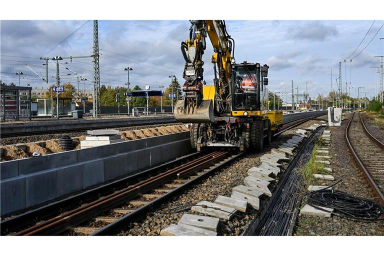 Pendler müssen weiter Geduld beweisen: Die Sanierung der Strecke Hamburg-Berlin verzögert sich. (Archivbild)