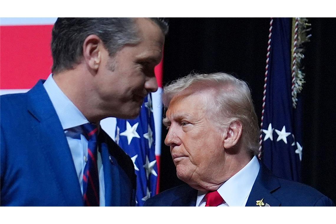 Pentagon-Chef Hegseth (l) ordnete den Berichten zufolge an, "alle zu töten". (Archivbild)