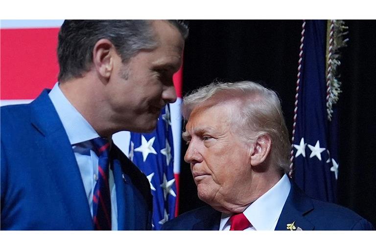Pentagon-Chef Hegseth (l) ordnete den Berichten zufolge an, "alle zu töten". (Archivbild)