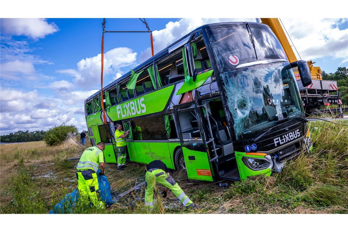 Nächtlicher Busunfall - viele Verletzte, unklare Ursache Per Kran sollte der verunfallte Bus geborgen werden.