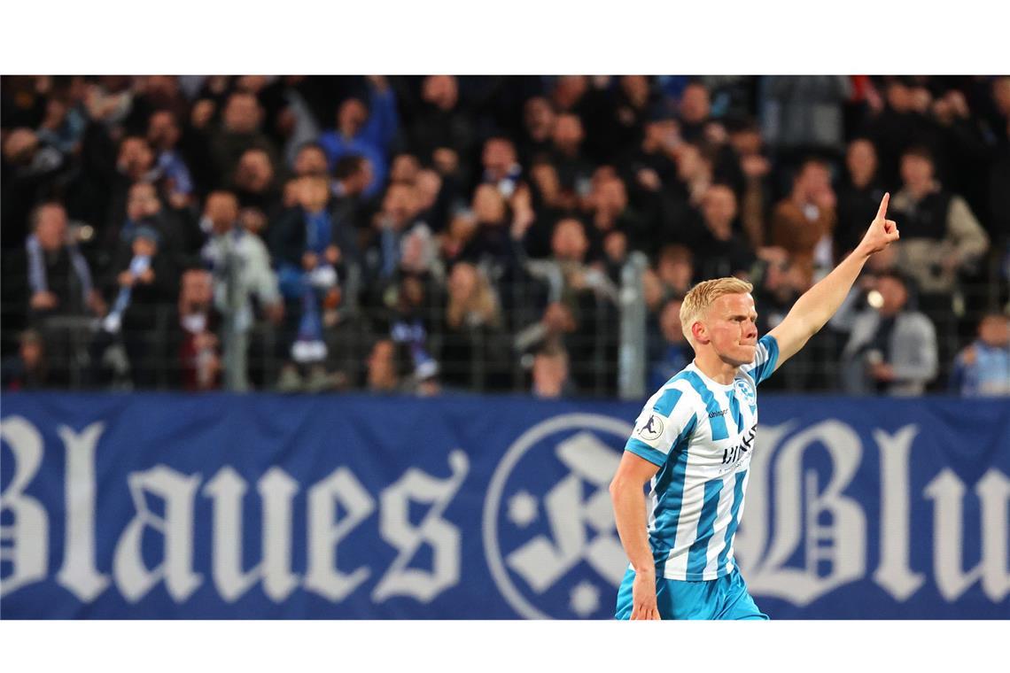 Späte Joker-Tore lassen die Blauen jubeln Per Lockl erzielte ein Traumtor für die Kickers zum 1:1.