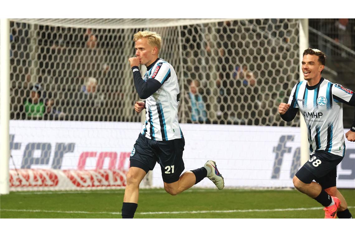 Per Lockl (li.) bejubelt mit Christian Mauersberger sein Tor zum 2:1.