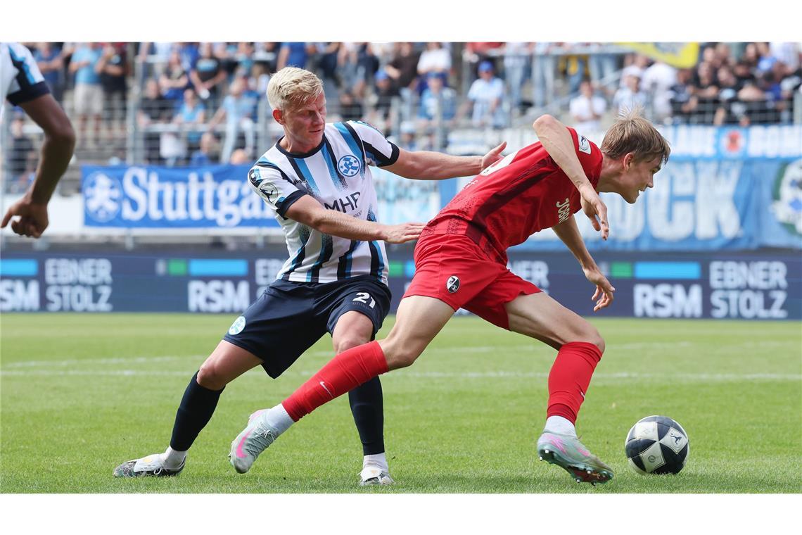 Per Lockl (li., gegen Freiburgs Erik Wiklöf) machte ein starkes Spiel