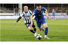 Per Lockl (li.) gegen SGV-Stürmer Gal Grobelnik – am Ostermontag geht es für die Kickers nach Freiberg.        


Foto: Baumann/Alexander Keppler 