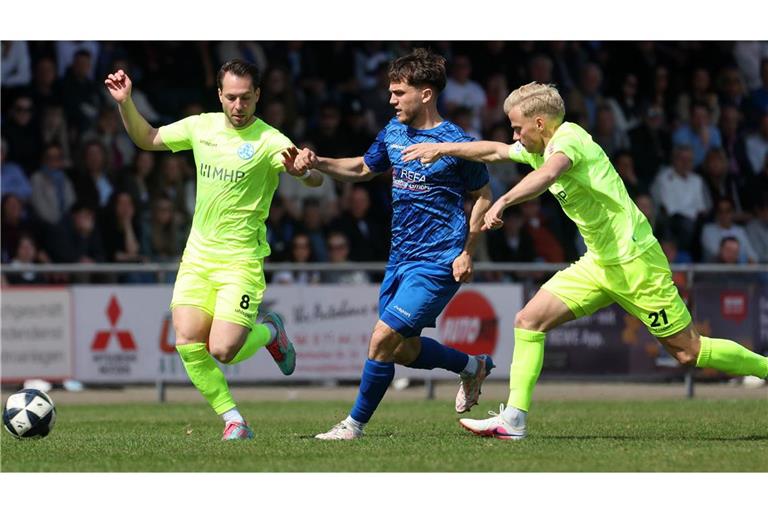 Per Lockl (re., neben Freibergs Lukas Laupheimer und Kickers-Mitspieler David Tomic) steht seit Ende November 2025 bei vier Gelben Karten.         


Foto: Baumann/Julia Rahn