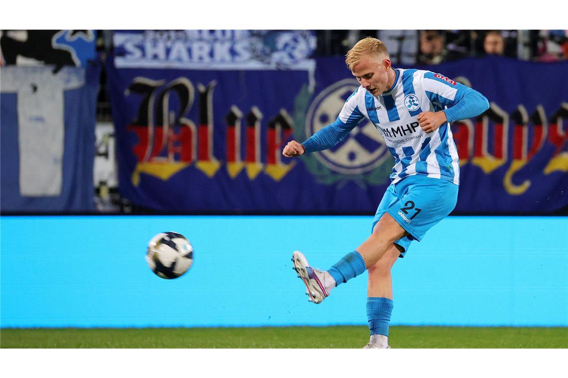 Lockl schießt die Blauen zum Sieg beim Tabellenzweiten Per Lockl traf per Freistoß zum 1:0 gegen Frankfurt.