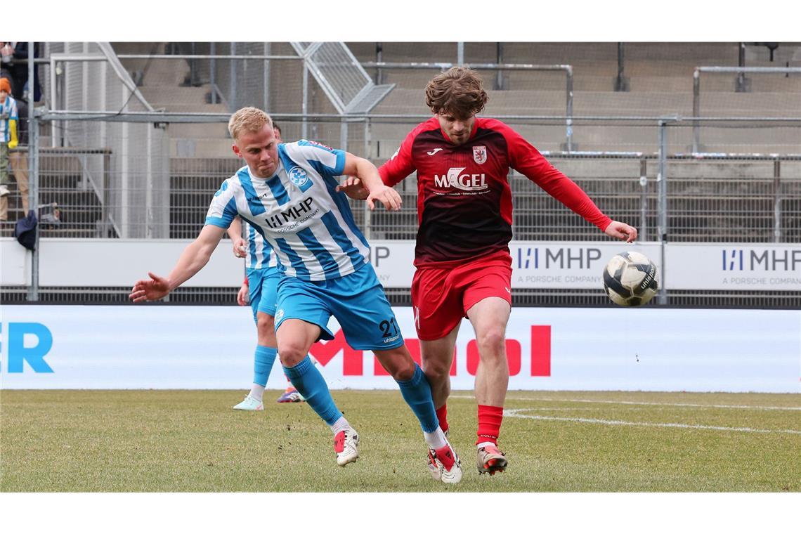 Souveräner Sieg der Blauen zum Auftakt Per Lockl und die Kickers brauchten ein paar Minuten, um auf Betriebstemperatur zu kommen.