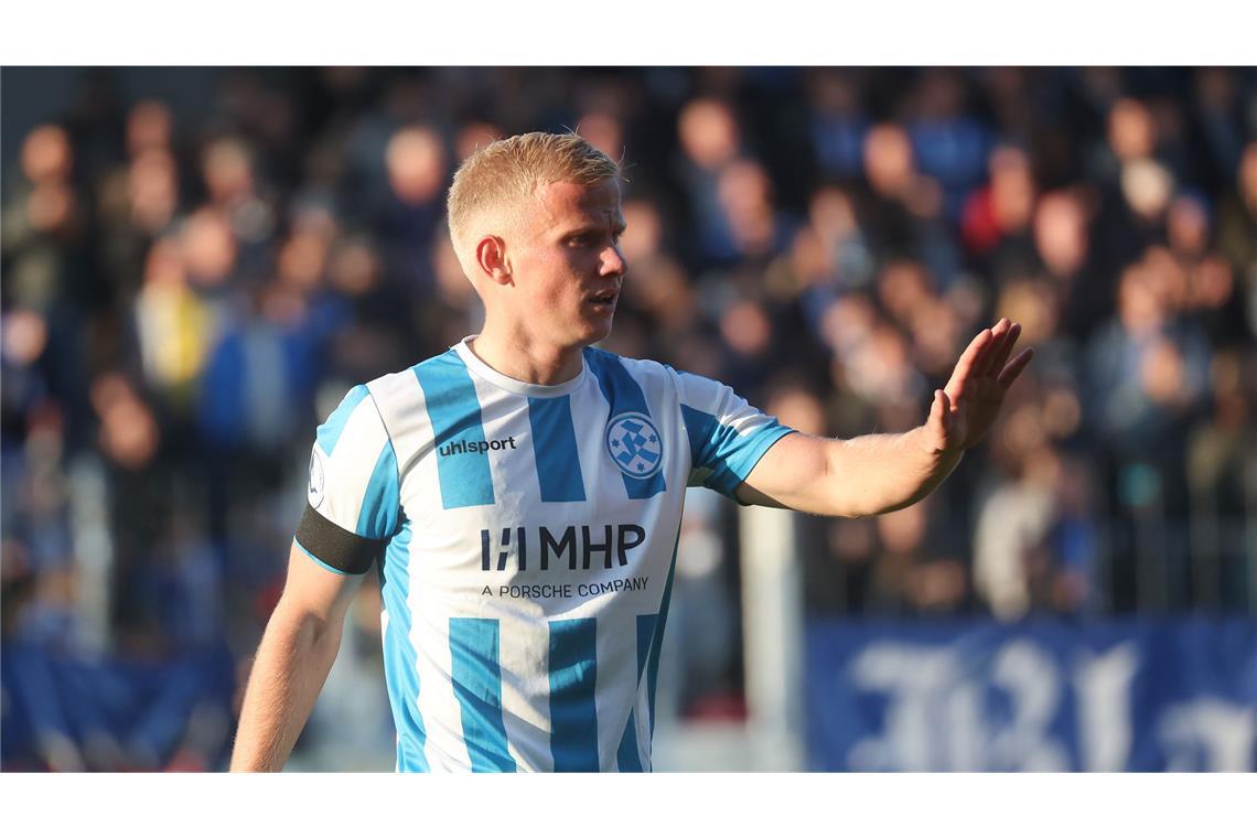Das Motto der Blauen: Hauptsache gewonnen Per Lockl versuchte von der Sechser-Position aus das Spiel der Blauen zu ordnen.