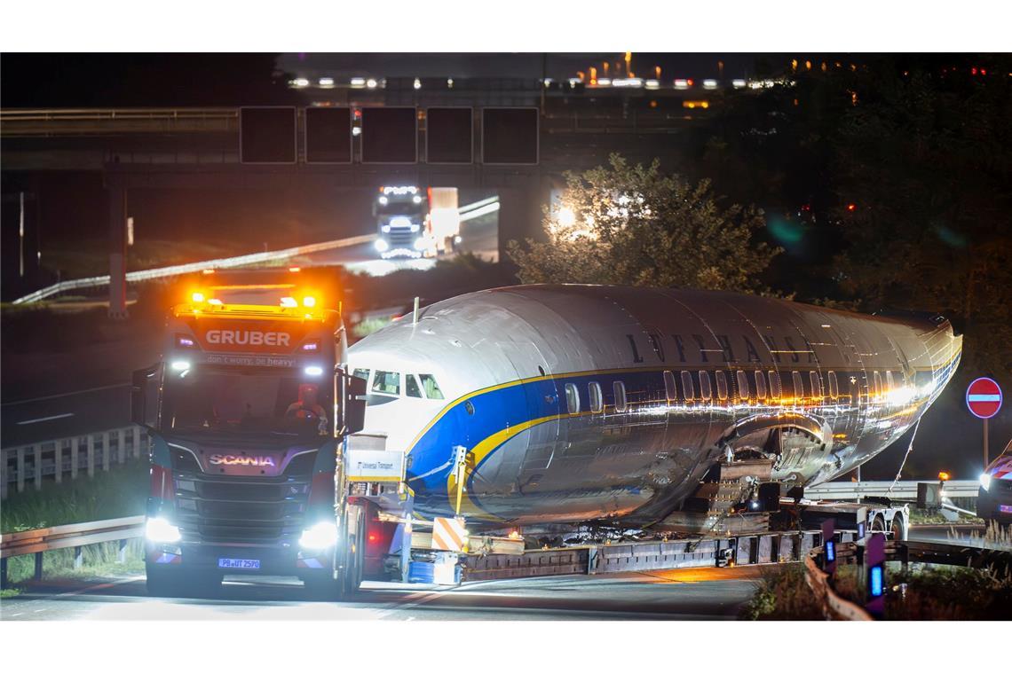 Per Schwertransport kommt das historische Flugzeug nach Frankfurt.