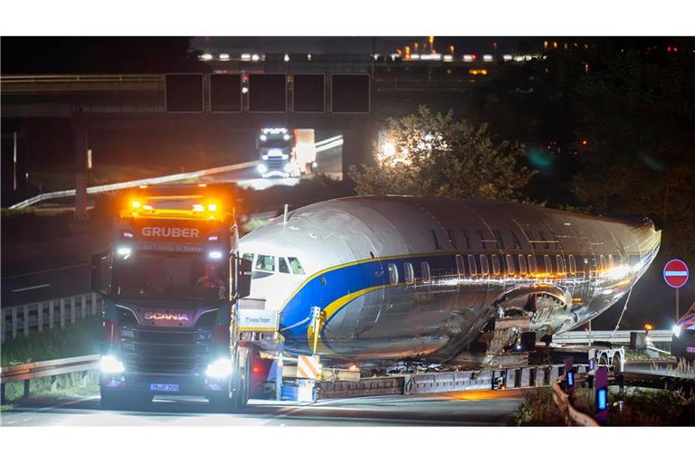 Per Schwertransport kommt das historische Flugzeug nach Frankfurt.