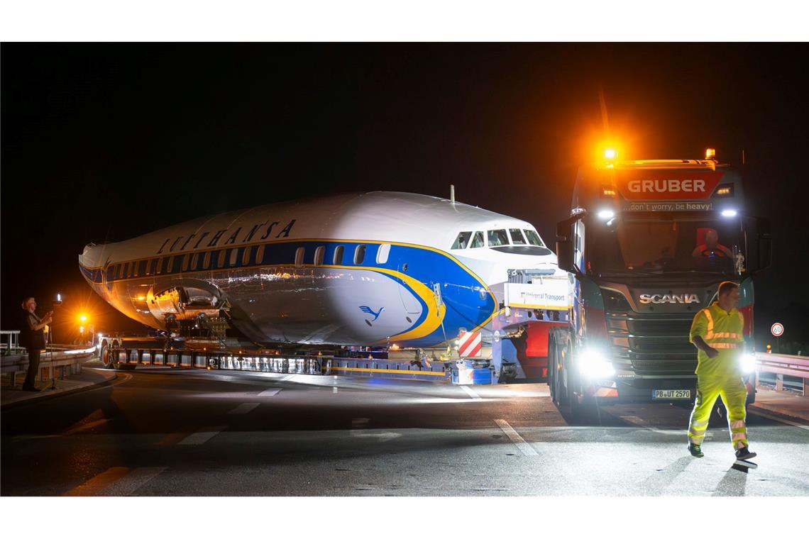 Per Schwertransport kommt das historische Flugzeug nach Frankfurt.
