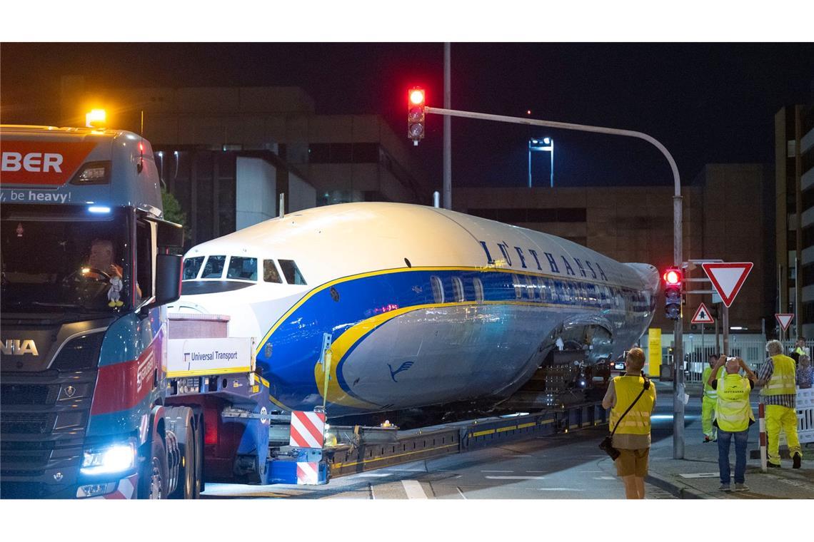 Per Schwertransport kommt das historische Flugzeug nach Frankfurt.