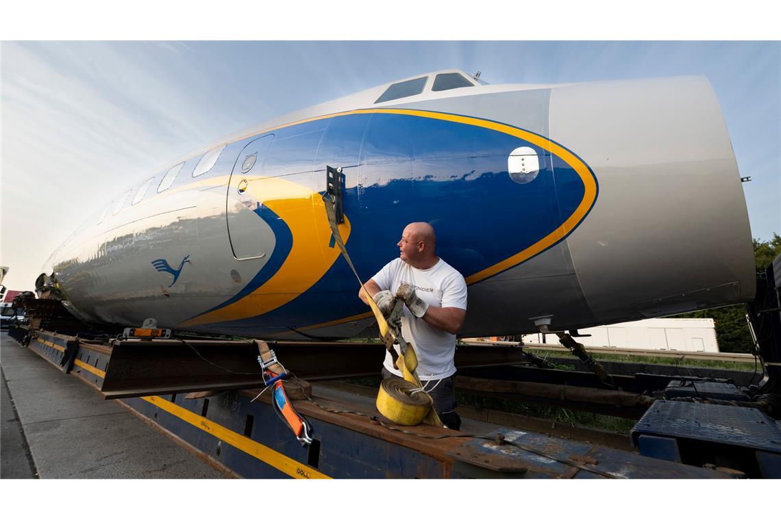 Per Schwertransport kommt das historische Flugzeug nach Frankfurt.