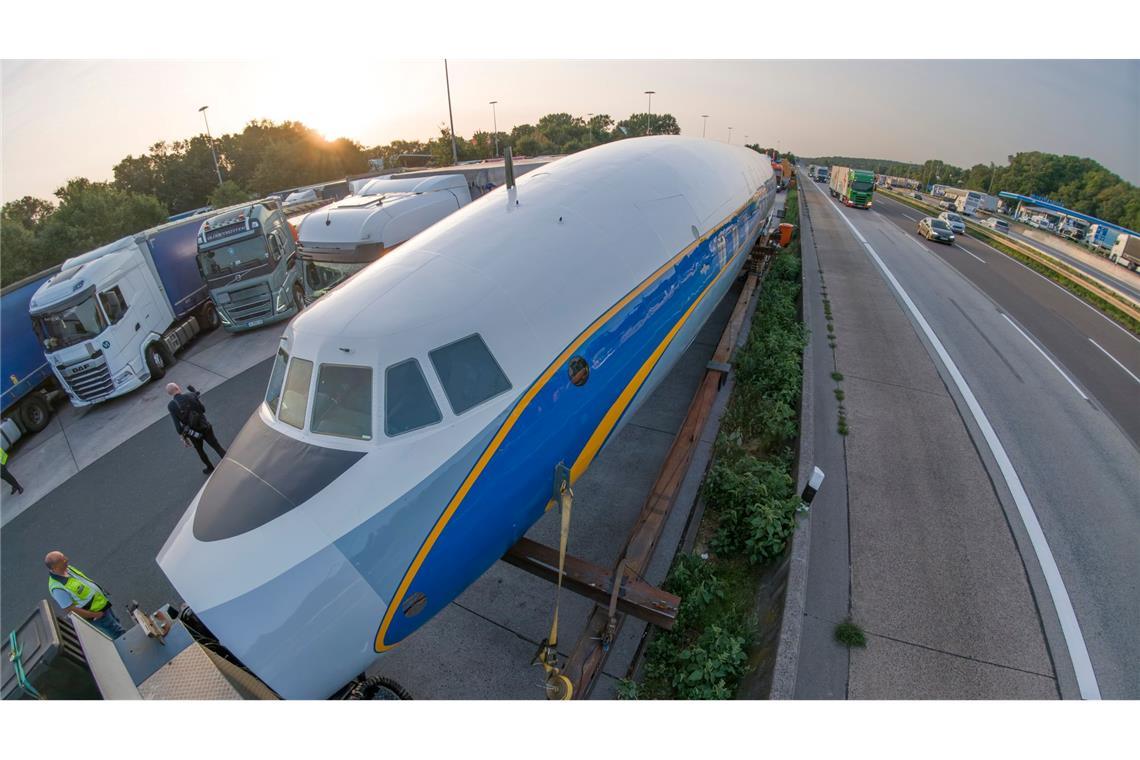 Per Schwertransport kommt das historische Flugzeug nach Frankfurt.
