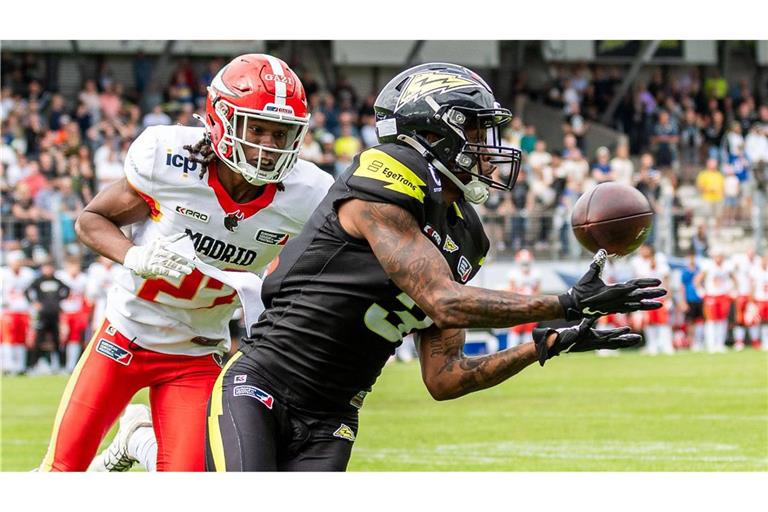 Perfekte Aktion: Mike Harley Jr., Wide Receiver von Stuttgart Surge, fängt den Ball in der Endzone.