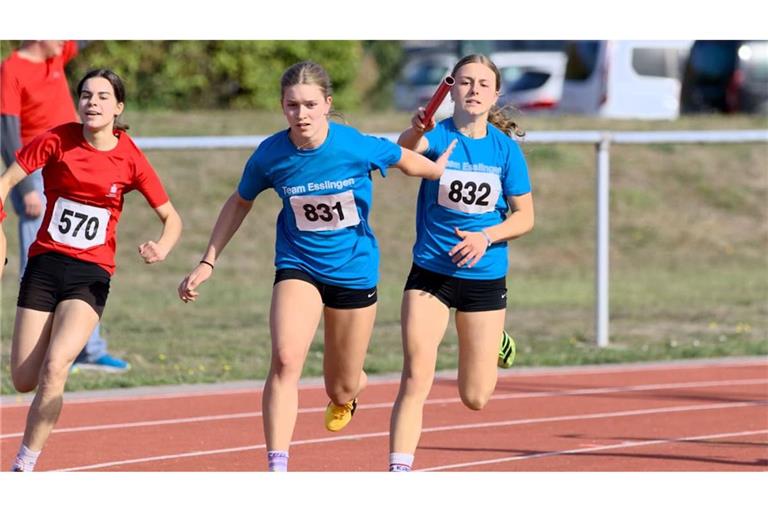Perfekter Wechsel bei den 4 x 100 Meter der weiblichen U16 von&nbsp;Elena Steeb auf Linda Oelschläger, beide von der LG Filder.