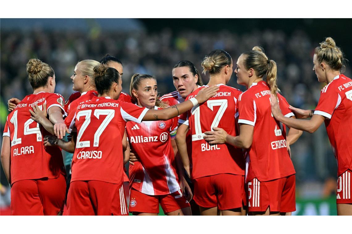 Bilder des Tages Pernille Harder vom FC Bayern München bejubelt ihr Tor zum 0:1 gegen Borussia Dortmund im DFB-Pokal mit ihren Mitspielerinnen.