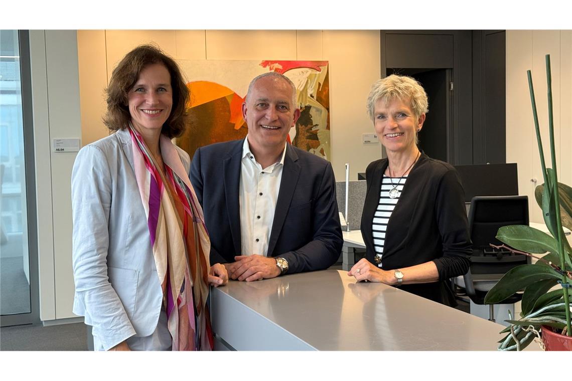 Personalchefin Judith Wiese, der zweite Vorsitzende der IG Metall Jürgen Kerner und die Gesamtbetriebsratsvorsitzende Birgit Steinborn zeigen Einigkeit.