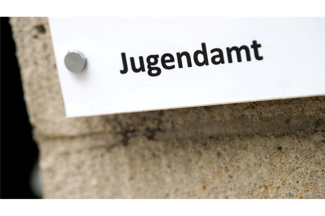 Jugendämter in der Krise - folgenschwer für Kinder in Not Personalmangel und Überlastung gibt es in vielen Jugendämtern. (Archivbild)