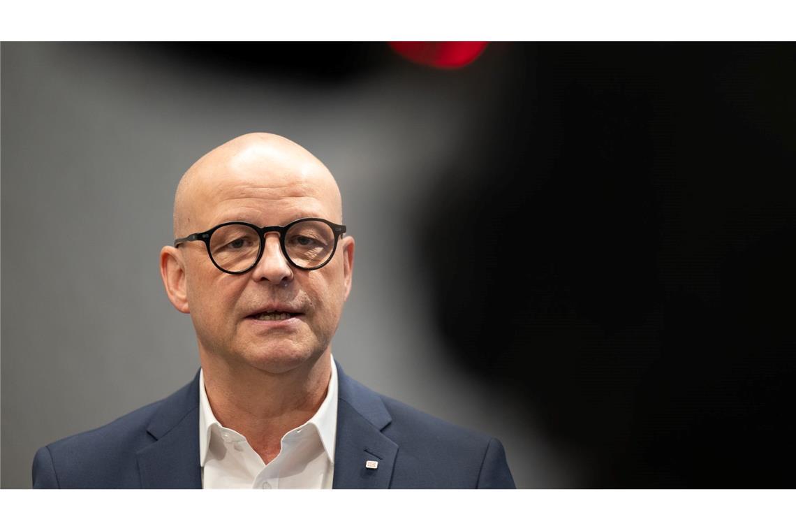 Was bei den Bahn-Tarifverhandlungen diesmal anders ist Personalvorstand Martin Seiler hatte zum Tarifauftakt in Frankfurt ein Angebot im Gepäck, sieht aufgrund der wirtschaftlich angespannten Lage aber nur wenig Spielraum.