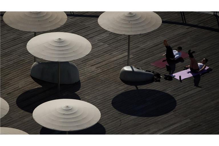Personen trainieren am Strand von Tel Aviv.