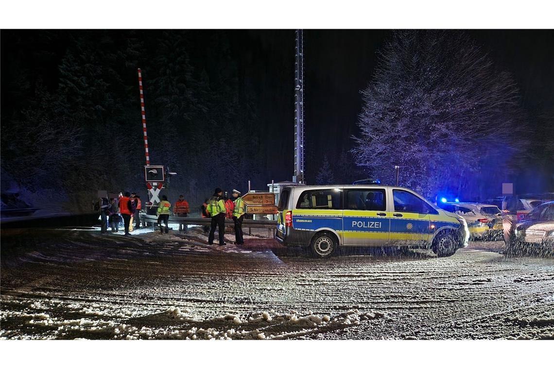 Zug erfasst Anhänger von Auto - zwei Rinder tot Personen wurden bei dem Unfall nicht verletzt.