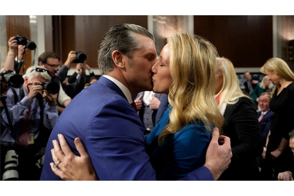 Neue Vorwürfe gegen Trumps Wunschkandidat für das Pentagon Pete Hegseth ist inzwischen mit Jennifer Rauchet verheiratet. (Archivbild)