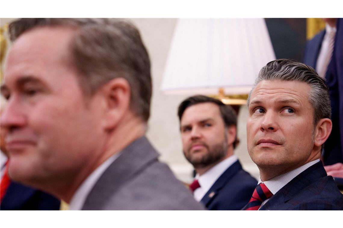 Hegseth wehrt sich gegen Vorwürfe Pete Hegseth (Rechts) und die US-Regierung stehen in der Kritik. (Archivbild)