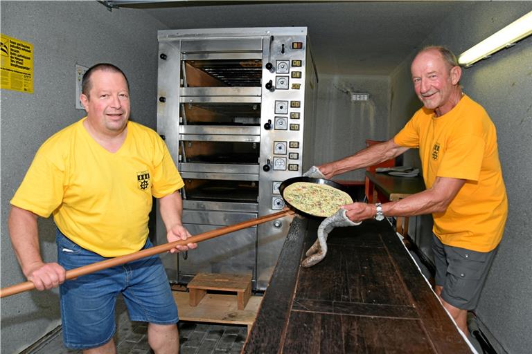 Peter Ayaß und Rolf Abele bei der Arbeit (von links). Foto: Elisabeth Klaper