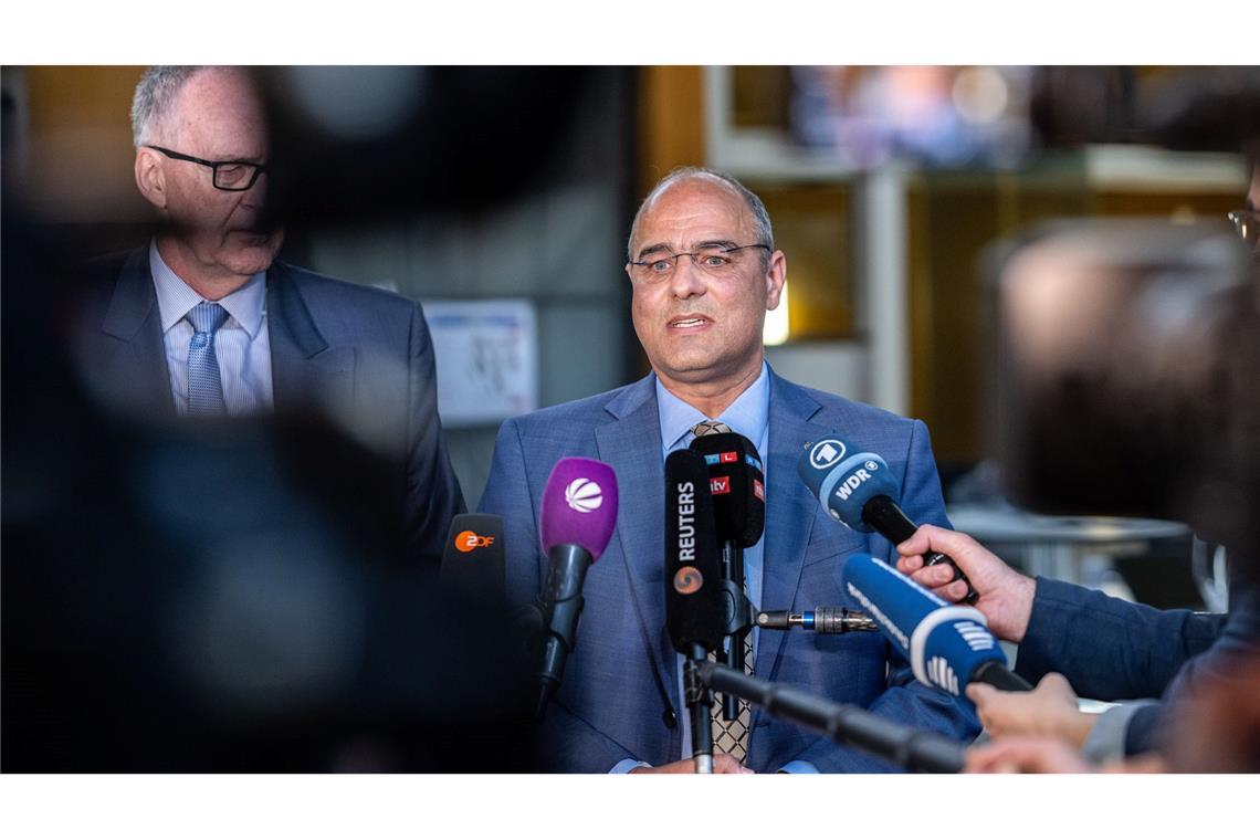 Staatsrechtler: Neubewertung der AfD öffentlich machen Peter Boehringer und Roman Reusch waren während des Berufungsverfahrens in Münster vor Ort. (Archivfoto)