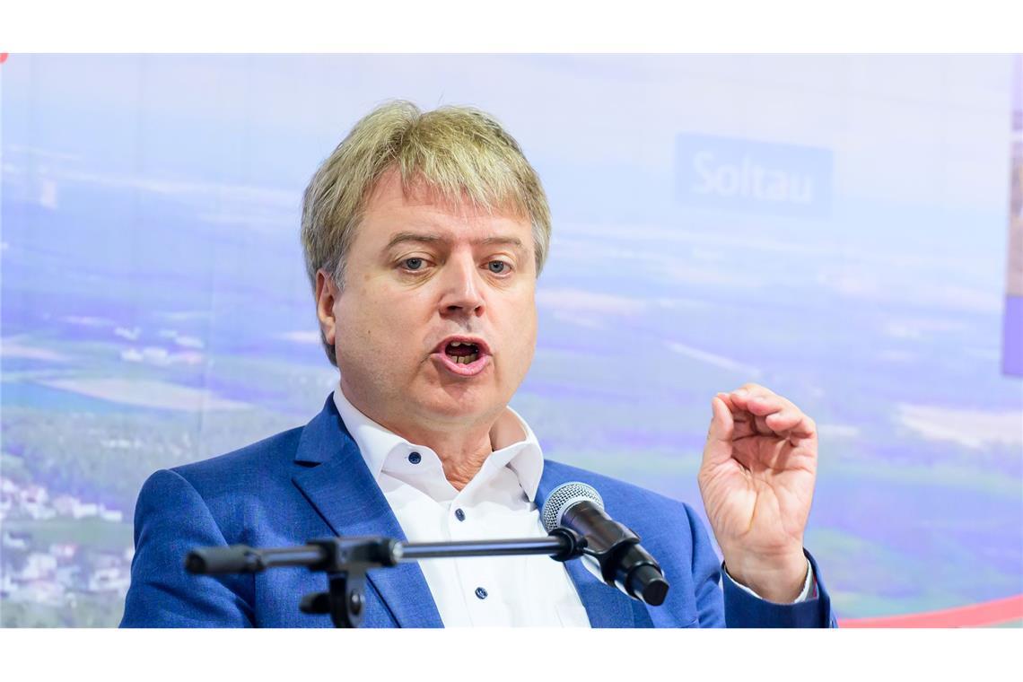 Peter Dörsam (Bündnis 90/Die Grünen), Sprecher des Projektbeirats Alpha-E und Bürgermeister der Samtgemeinde Tostedt, spricht beim "Heidegipfel" zu dem die Bürgerinitiativen Pro-Alpha-E und der Projektbeirat Alpha-E eingeladen haben. Beim "Heidegipfel" geht es um verschiedene Perspektiven zum Aus- oder Neubau der Schienenstrecke Hamburg-Hannover.
