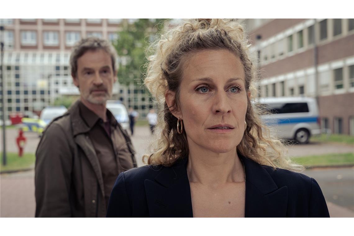 Peter Faber (Jörg Hartmann, l) lockt Ira Klasnić (Alessija Lause, r) aus der Reserve – er merkt, dass ihr der Fall sehr nahe geht.