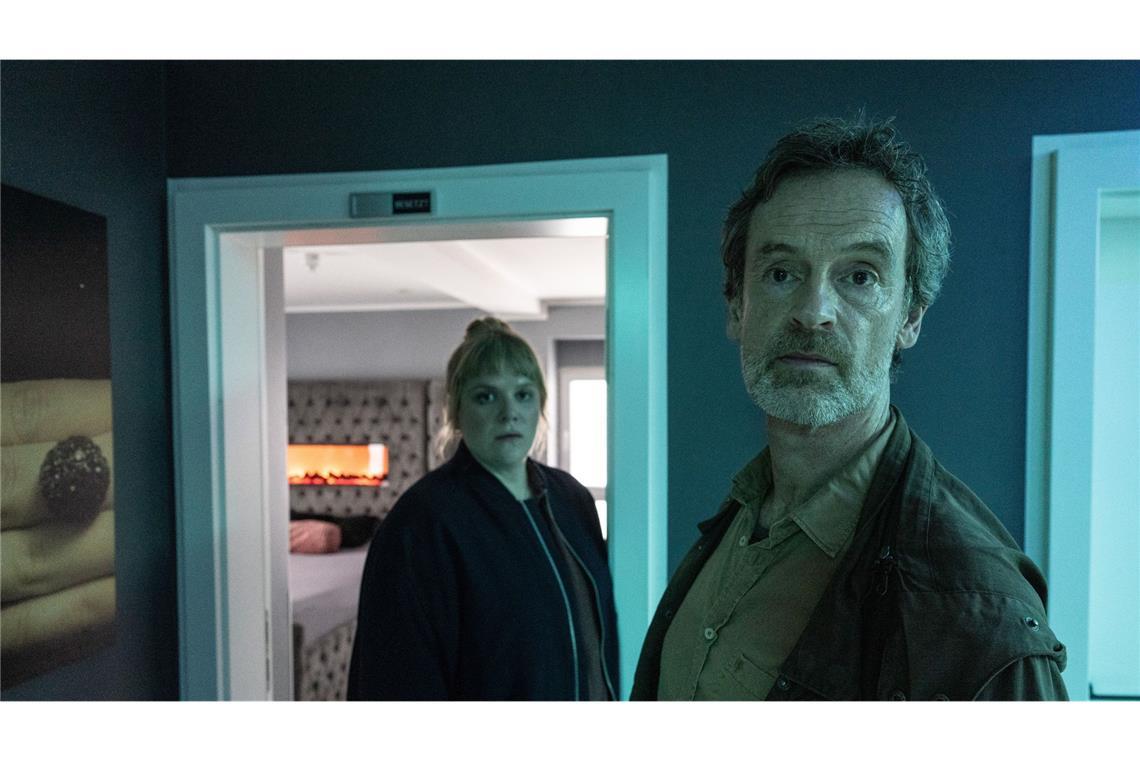 Peter Faber (Jörg Hartmann, r) und Rosa Herzog (Stefanie Reinsperger, l) suchen die Zeugin Maria Novak.