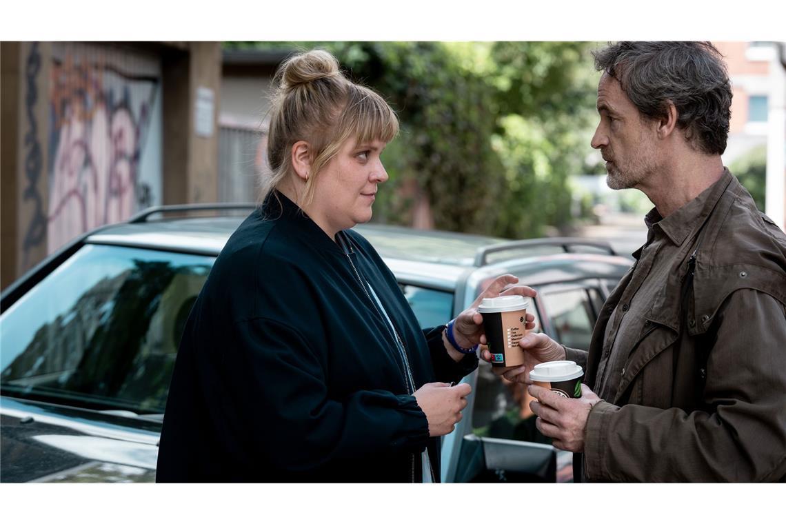 Peter Faber (Jörg Hartmann, r) wartet auf Rosa Herzog (Stefanie Reinsperger, l) mit einem Kaffee vor ihrer Wohnung.