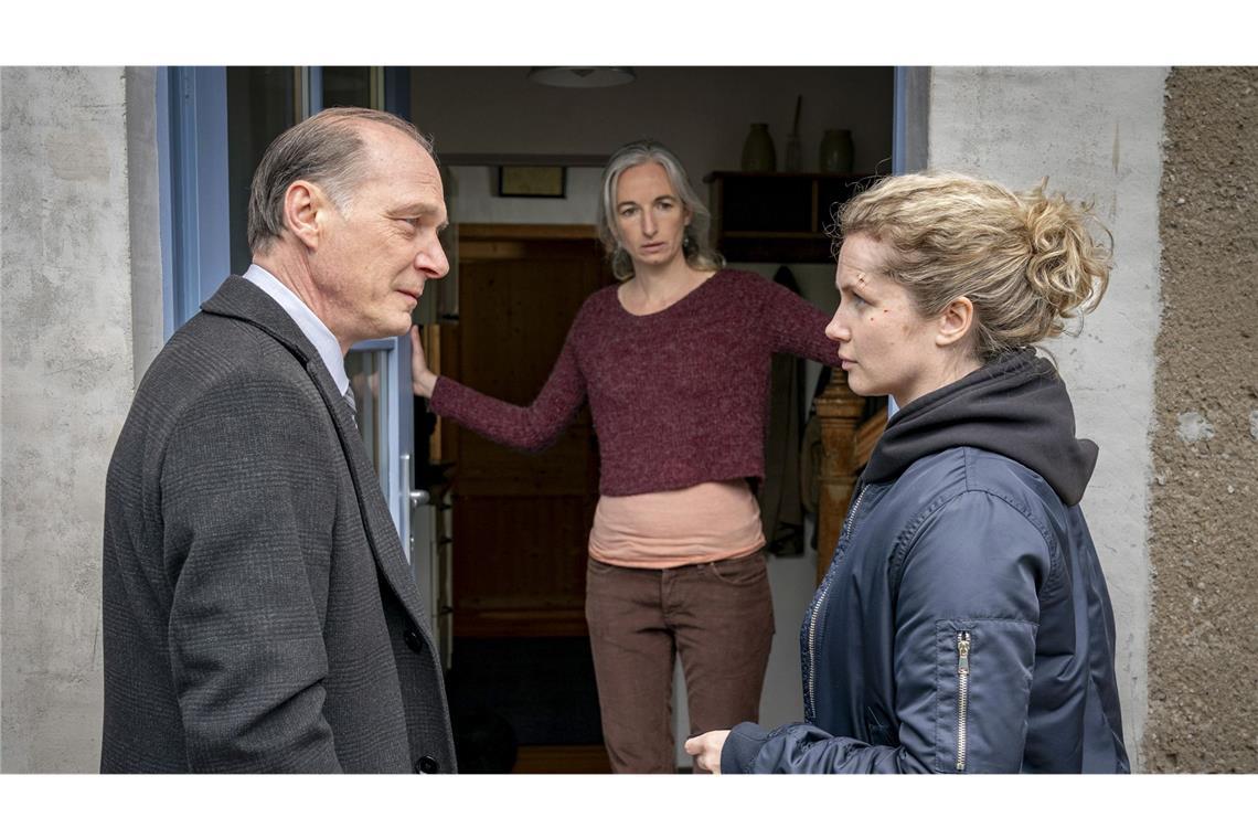 Peter Schnabel (Martin Brambach, li.) und Leonie Winkler (Cornelia Gröschel) befragen die Verdächtige Mareike Klann (Mélanie Fouché).