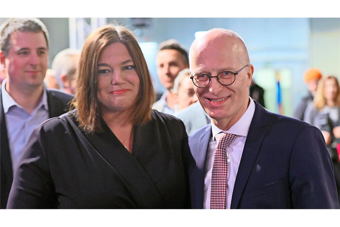 SPD und Grüne starten Koalitionsgespräche Peter Tschentscher (SPD), Erster Bürgermeister von Hamburg, steht im Congress Center Hamburg neben der Zweiten Bürgermeisterin Katharina Fegebank (Grüne). (Archivbild)