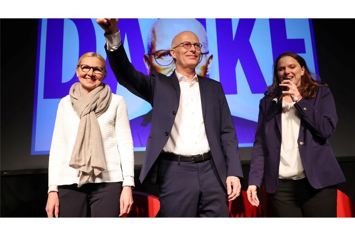Bilder des Tages Peter Tschentscher winkt bei der Wahlparty der Hamburger SPD in der Markthalle.
