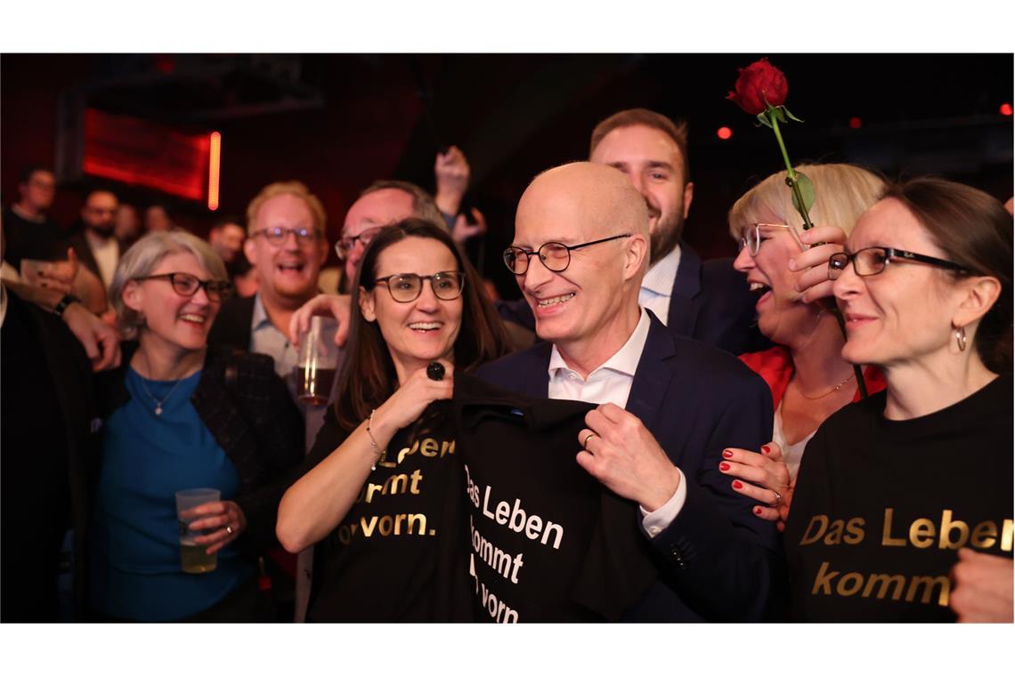 Ein Hoffnungsträger für die SPD Peter Tschentscher wird auf der Wahlparty von den Genossen gefeiert.