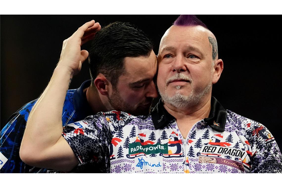 Bilder des Tages Peter Wright reagiert nach seinem Sieg im Achtelfinale der Darts-WM gegen Luke Humphries (l).
