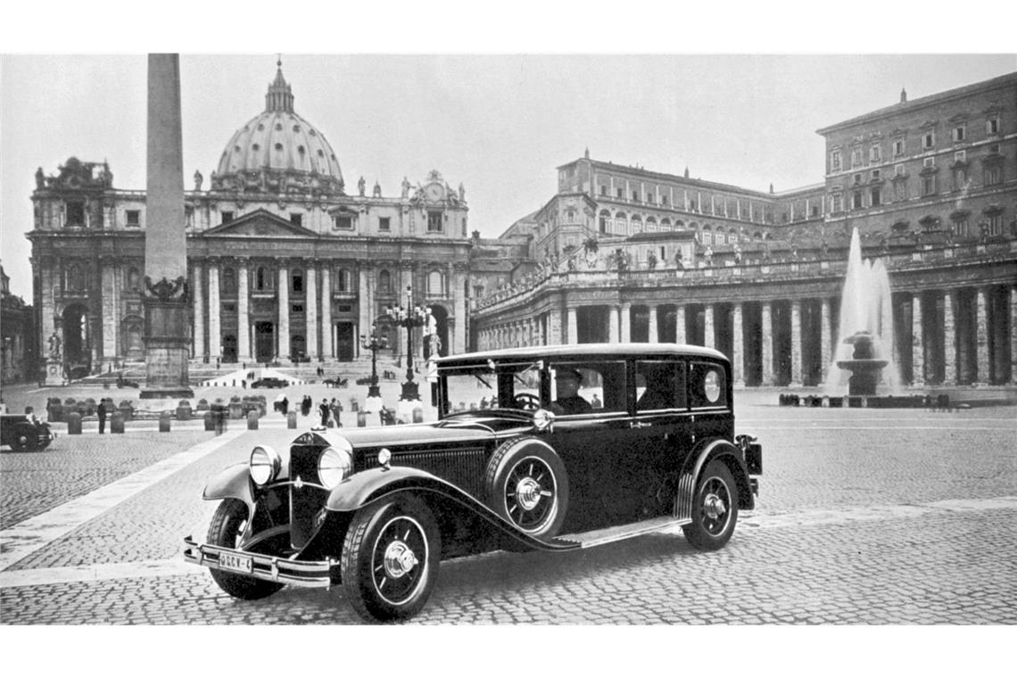 Dieses E-Auto ist Mercedes heilig – Franziskus fährt jetzt G-Klasse Petersplatz 1930: das erste Auto des Papstes ist ein Mercedes-Benz Nürburg 460.
