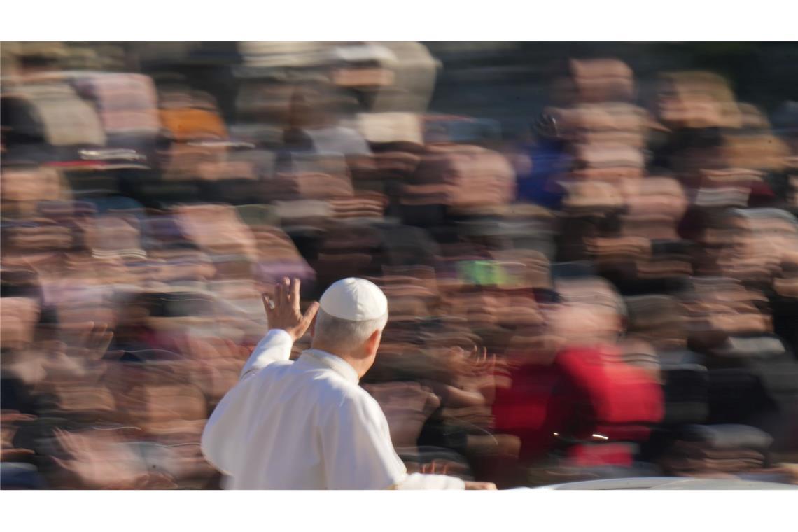Petersplatz: Papst Leo XIV. winkt während wöchentlicher Generalaudienz den Anwesenden.