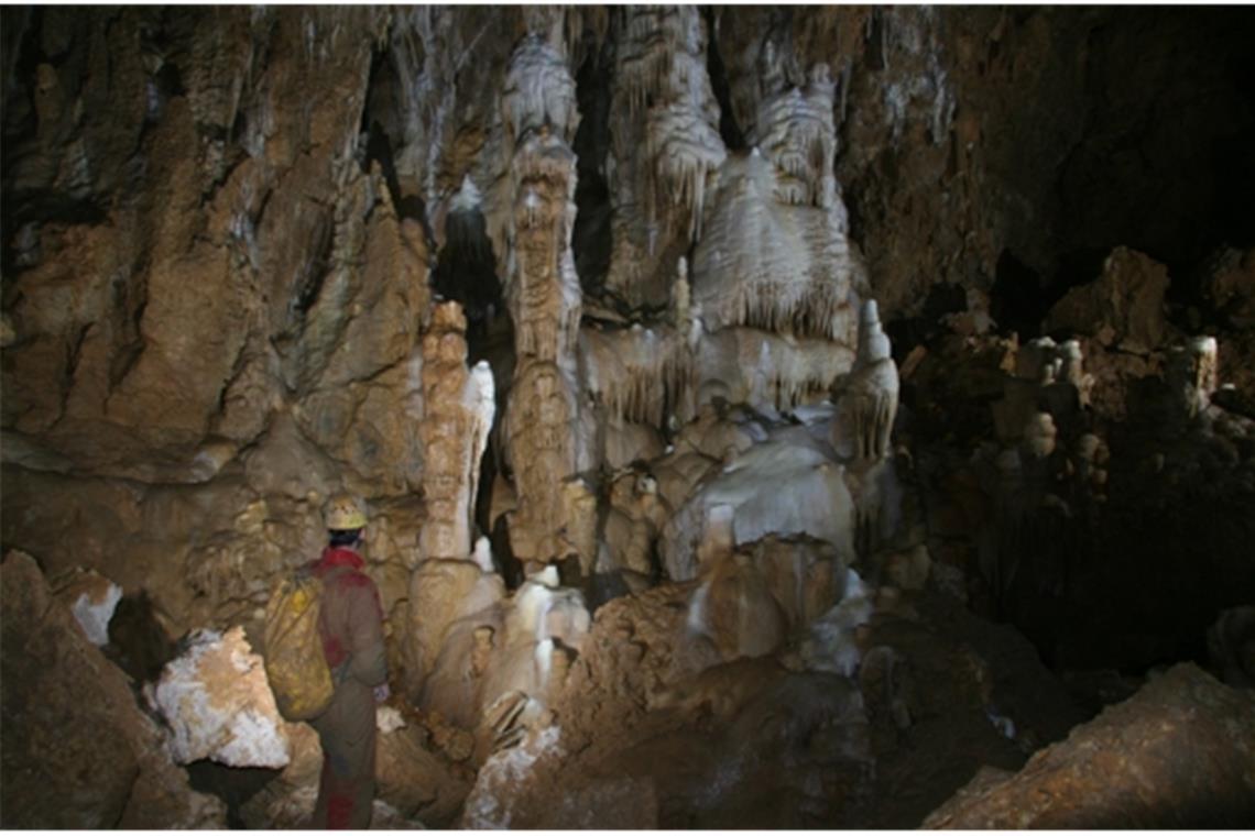 Petra Boldt vor Kalkgebilden  im  Drachenfelsgang.