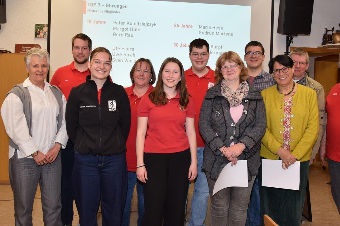 Petra Häffner (links), Vorsitzende des Blasmusik-Kreisverbands Rems-Murr, und Stefan Eitel (ganz rechts) flankieren die Geehrten. Foto: Elisabeth Klaper