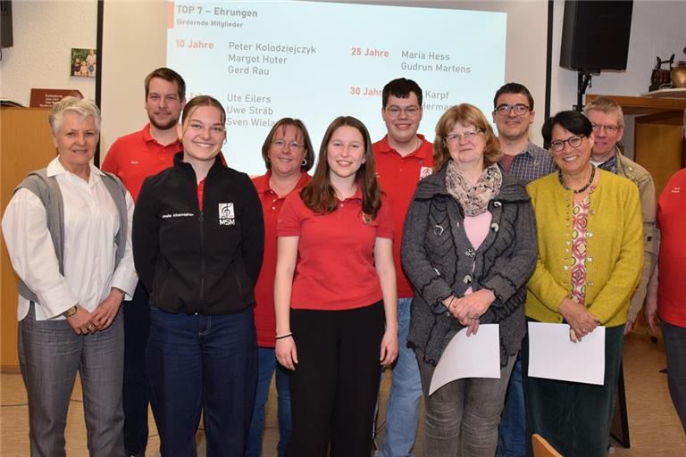 Petra Häffner (links), Vorsitzende des Blasmusik-Kreisverbands Rems-Murr, und Stefan Eitel (ganz rechts) flankieren die Geehrten. Foto: Elisabeth Klaper