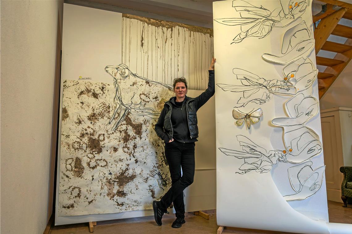 Perspektivwechsel in Krabblerwelten Petra Lottje hat zum Thema unter anderem großformatige Collagen in Arbeit. Foto: Stefan Bossow