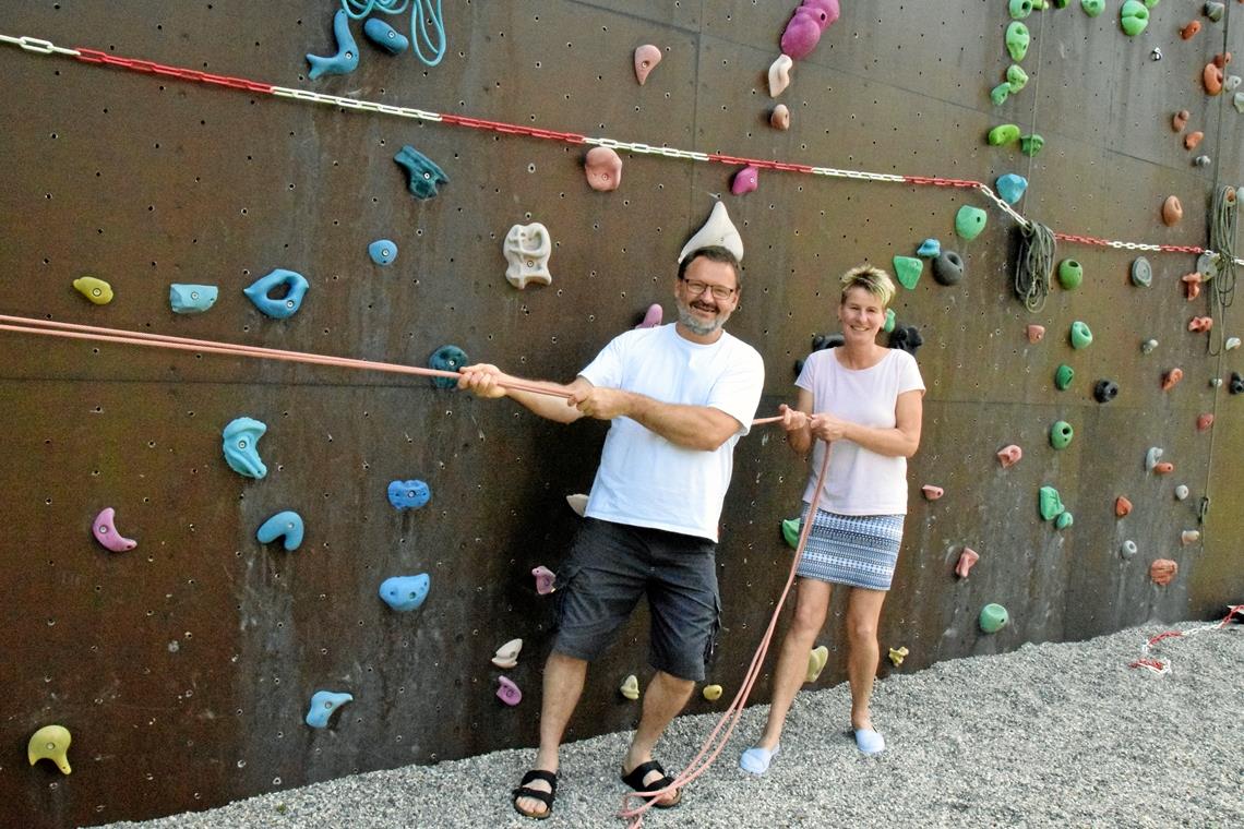 Petra und Markus Roß am Schmuckstück des Freizeitzentrums – der Kletterwand, die 2018 mithilfe des Fördervereins „Murrheardt friends“ angeschafft werden konnte. Foto: E. Klaper