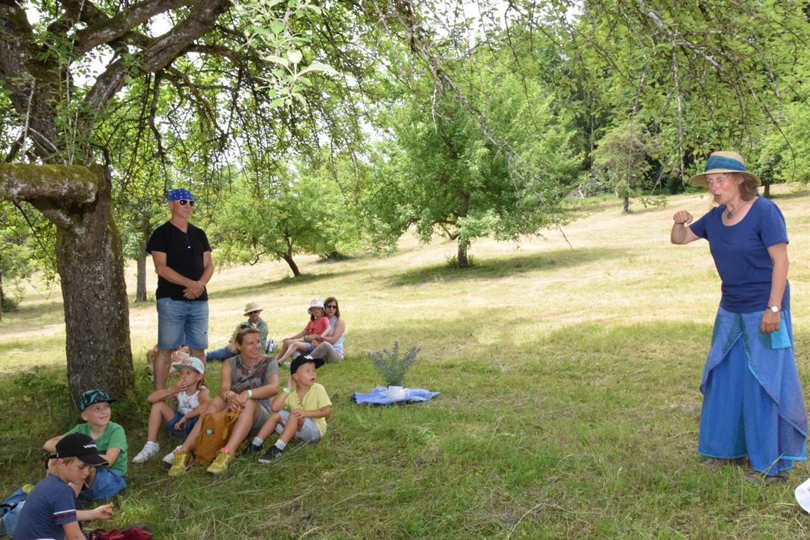 Waldelfe, Fuchs Kratzefuß und Dummling Petra Weller fesselt Kinder und Erwachsene während ihrer Märchenspaziergänge mit ihrer besonderen, anschaulich-lebendigen Erzählkunst. Foto: E. Klaper