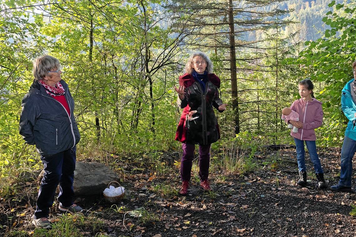 Petra Weller (Zweite von links) führt durch den märchenhaften Siegelsberger Wald. Foto: J. Fiedler