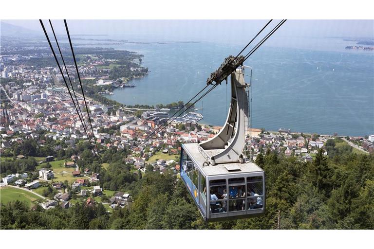 Pfänderbahn mit Blick auf Bregenz und den Bodensee.